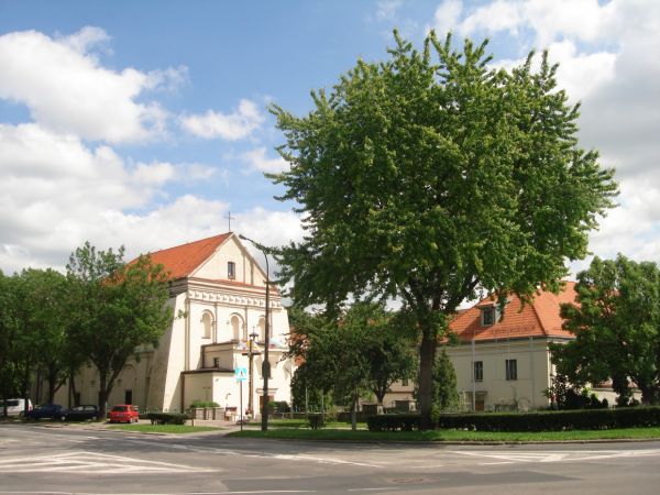 Kosciol  (1635-1688) Salezjanow na Kalinowszczyznie i zabudowania klasztorne, w ktorych przez dlugie lata istnialy szkoly zawodowe dla chlopcow, prowadzone zgod
