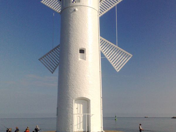 Falochron Zachodni ze Stawą Młyny – o długości ok. 350 m, wybudowany w latach 1818-1923, na końcu plaży na wyspie Uznam przy ujściu Świny do Bałtyku. Stawa Młyn