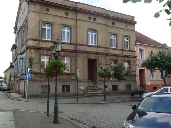 Kamienica w narożniku Starego Rynku i ul. św. Bernarda. W piwnicach tej kamienicy mieściła się stylowa Piwiarnia ZAGŁOBA