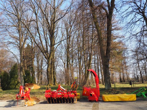 nowoczesny sprzęt gospodarski - prezentowany przy okazji Dni Otwartych Zespołu Szkół Rolniczych.