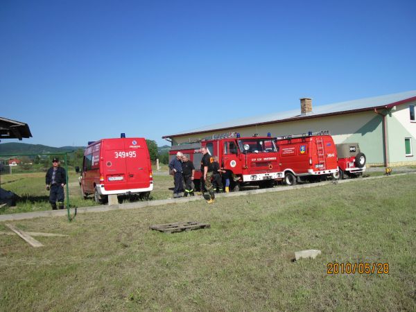 Jednostki uczestniczące w wypompowaniu wody ze stadionu w Odrzykoniu