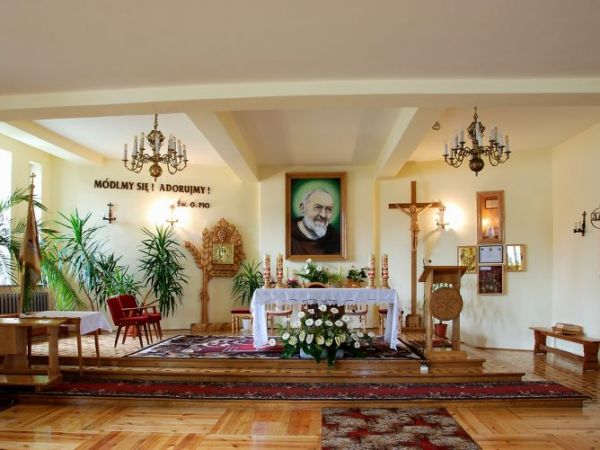 Ołtarz główny w kościele św. Ojca Pio.
Kopia krzyża z San Giovanni Rotondo,gabloty z relikwiami i zasuszonymi kwiatami