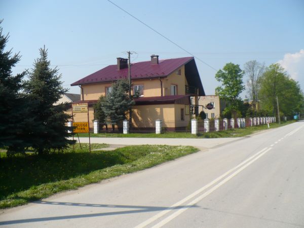 Tu zaczyna się Brzostków - pierwsze skrzyżowanie dróg naturalnie prostopadłe (podobnie jak w Chicago) . W  czasach kiedy nie było komórek  ,internetu i  gendero