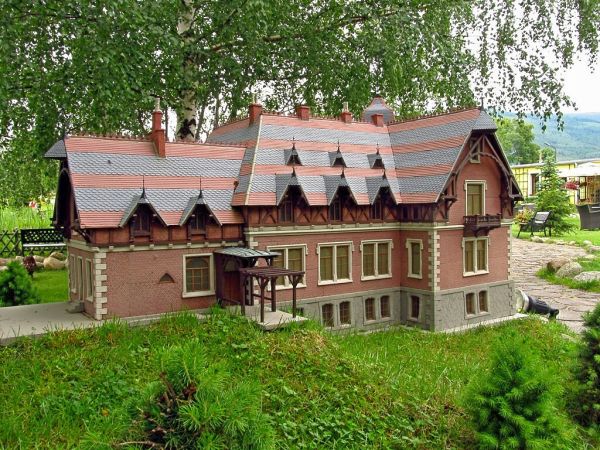 KOWARY - Park Miniatur Zabytków Dolnego Śląska - Pałac Dębowy w Karpnikach, rezydencja Marszałka Dworu, barona Urlicha Saint Paula, wybudowany został w malownic