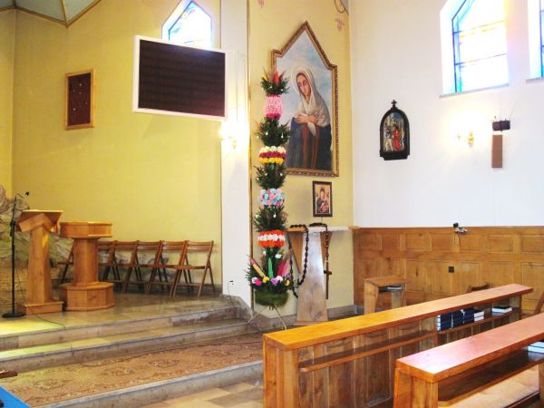 Palma w kościele  wykonana przez członkinie K.G.W. w Przybówce