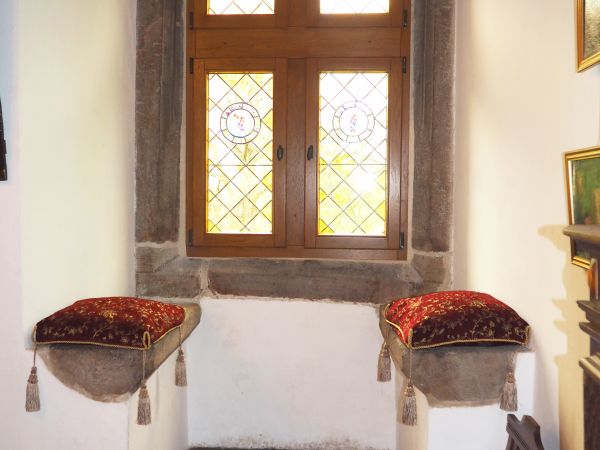 wykusz zamkowy - prezentowany na zdjęciach z zewnątrz, tu parapety i wykute w piaskowcu okienne obramowania, witraże współczesne.