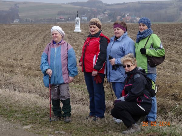 przed kapliczką - wśród pól /opis : w galerii/.
