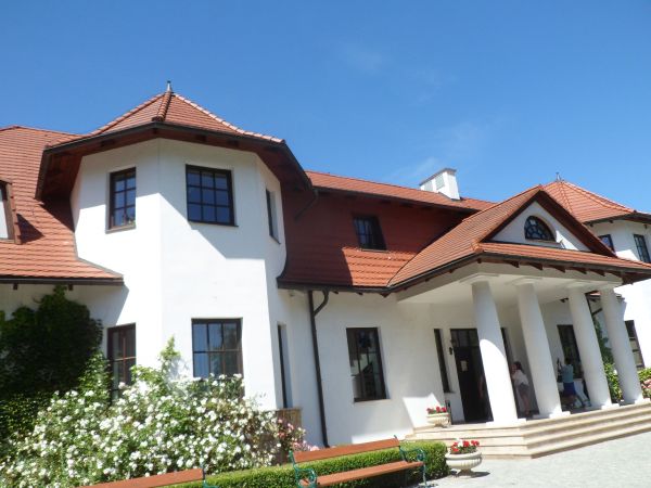 oficyna dworska w zespole pałacowo-parkowym, neogotycka, wzniesiona w tym samym okresie co pałacyk. Od września 1990r. prezentowane są w jej salach ekspozycje m