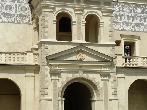 Jedna z najpiękniejszych rezydencji pałacowych w Polsce. Położona 10 km na południe od Przemyśla.  Zamek - pałac powstał w XVI wieku.  Przez kolejne lata rozbud