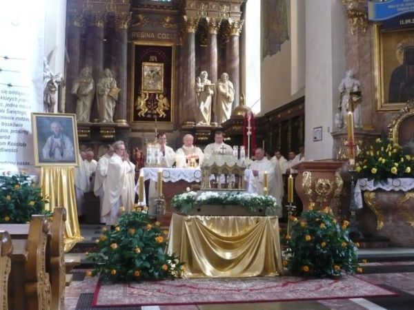 Zdjęcie ołtarza głównego kolegiaty kaliskiej z 29.04.2010r.w tym dniu szczególna uroczystość nawiedzenie relikwii Św. Jana Marii
Vianney.Św. patron proboszczów