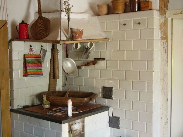 Takie kaflowe "kominy" można znaleźć w chatach Turnej-po renowacji są do użytku i nadają urok chacie