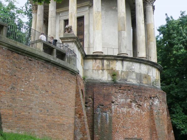 Swiatynia Sybilli (17981801)  - jej pierwowzorem stala sie Swiatynia Westy w Tivoli pod Rzymem. Pierwszy obiekt muzealny w Polsce.