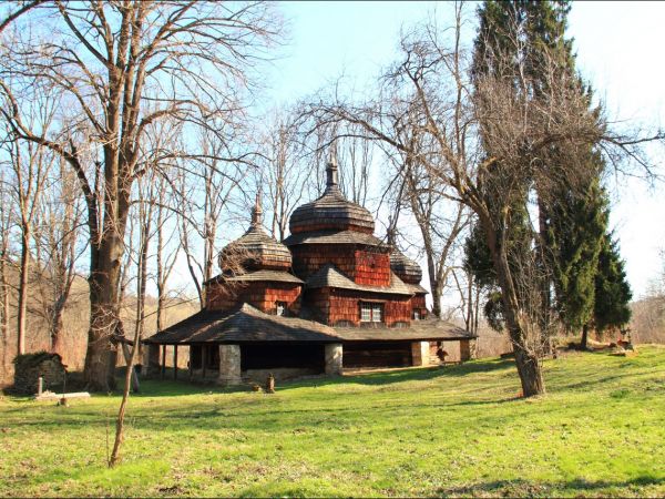 Drewniana cerkiew greckokatolicka pw. św. Dymitra w Piątkowej. Zbudowana przed 1732 rokiem. Świątynia w Piątkowej należy do nielicznych na terenie południowo-ws