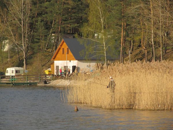 Na brzegu jeziora Wdzydze przy OW Jasnochówka