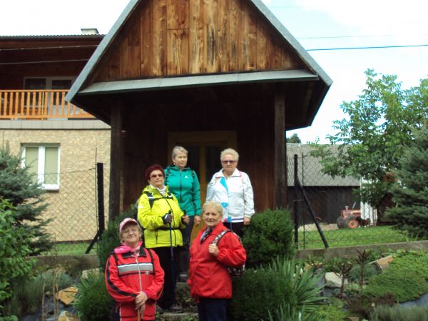 przy drodze kapliczka domkowa,zabytkowa, z przełomu XIX i XXw.Wieś do 1526r. miała nazwę Łukawska Wola, później Bezmichowa - /dobrze napisane/, po 1650r. powsta
