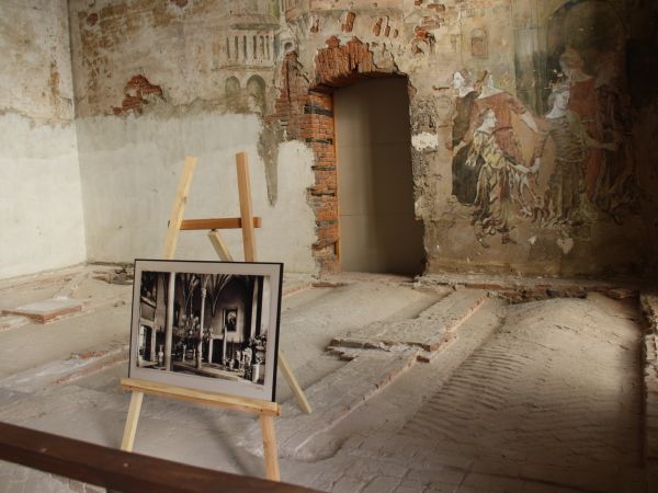 archiwalne zdjęcie w powiększeniu na stojaku ukazuje tą salę - kiedyś...