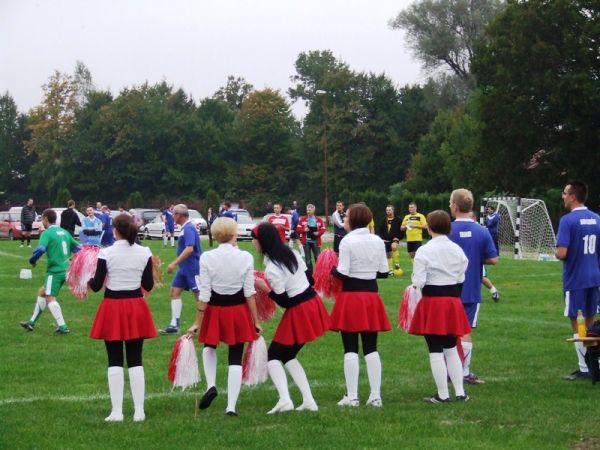 Cheerleaderki podczas meczu piłki nożnej w ramach integracyjnej imprezy firmowej w Krężnicy Jarej