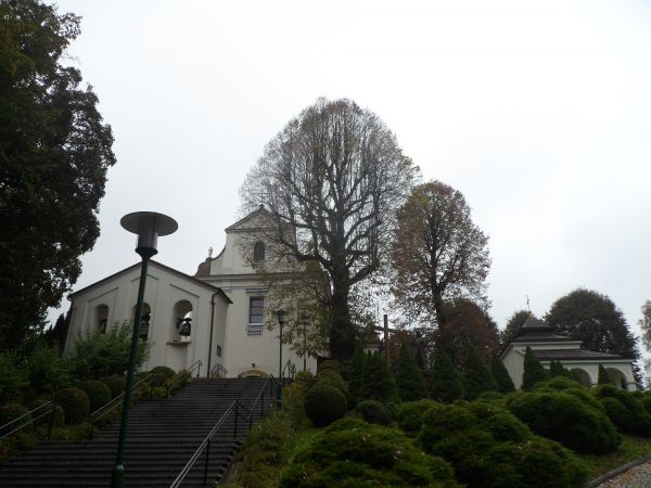 tradycja mówi, że na domniemanym miejscu grodziska - kościół parafialny stoi, będący znanym sanktuarium maryjnym.