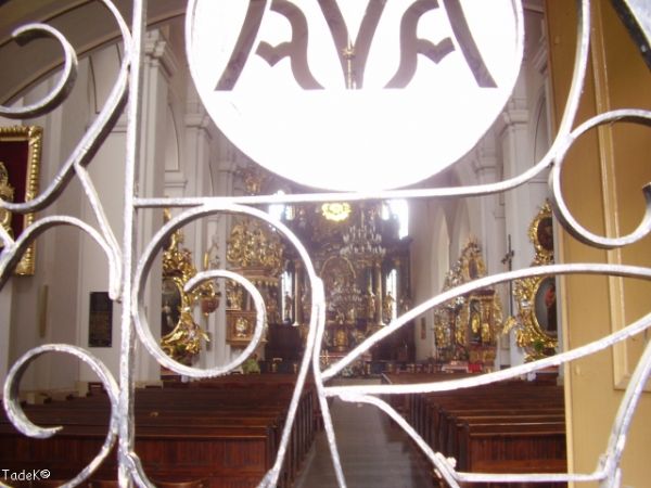 Czas zajrzeć do wnętrza kościoła - widok z kruchty od strony zachodniej.