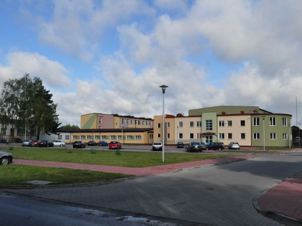 Zespół Szkół połączony z nowoczesnym obiektem sportowym.