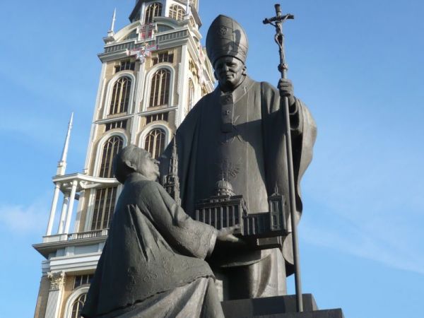 Drugi pomnik Ojca Św. Jana Pawła II na tle wieży Bazyliki.