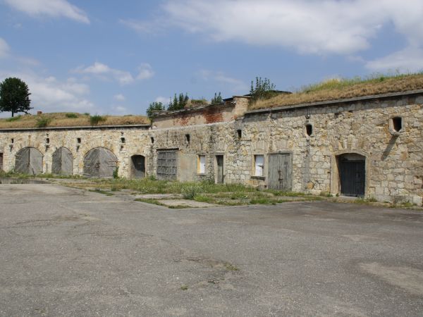 obiekty forteczne wewnątrz twierdzy - to różne magazyny, zaplecze służb kwatermistrzowskich i jak to by dziś nazwano : logistycznego zabezpieczenia.