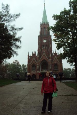 zaborca nie pozwolił kościoła budować - ani kaplicy, bo blisko już był wzniesiony no ale zgodę wyraził na sakralny obiekt kalwaryjski co w jednym obiekcie trzy