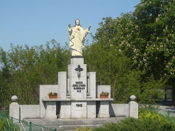 Nie daleko szkoły pomnik Chrystusa Króla.