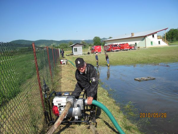 Pompowanie wody z zalanego stadionu w Odrzykoniu