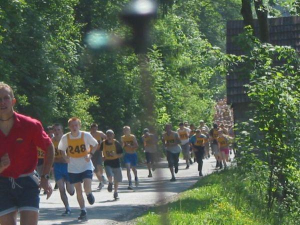 Gminny Masowy Bieg Trzeźwości  na trasie Maruszyna Dolna - Maruszyna Górna - 2003 rok.