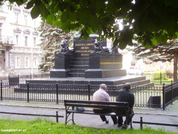 Na promenadzie pod obeliskiem dla pamięci Kutuzowa 1813 (*)