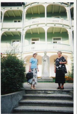 zdjęcie: przed pomnikiem Prymasa Tysiąclecia kard. Stefana Wyszyńskiego. W 1929r. poświęcono kamień węgielny pod budowę Klasztoru Zgromadzenia Sióstr Najświętsz