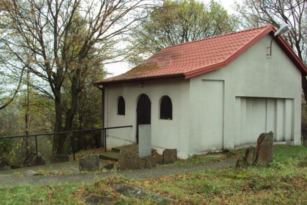 położony na południe od miasta, na wschodnim stoku Kalwarii, prawie nad drogą do Zdroju: kirkut, na nim liczne macewy, wśród nich XVIII wieczne, a między grobam