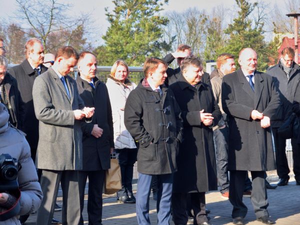 Uroczystość otwarcia nowego obiektu Zespołu Szkół Ponadgimnazjalnych w Czarnej Wodzie. Obiekt został wybudowany w ciągu 112 dni przez zakład STEICO, w całkowici