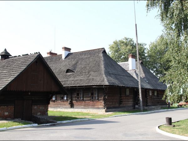 Skansen budownictwa ludowego.