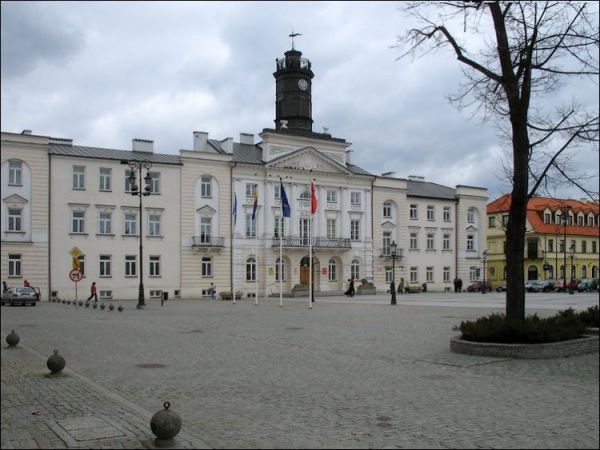 Ratusz - klasycystyczny budynek z lat 1824-27. Tu odbyło się ostatnie posiedzenie Sejmu Królestwa Polskiego. Obecnie siedziba władz miejskich.