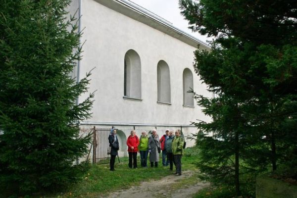 jesteśmy umówieni, zwiedzać będziemy...Teraz następuje powitanie, toteż "Szołem Alejchem" - co znaczy : Pokój Wam. Obiekt wzniesiony był w XVIIIw., zniszczony b