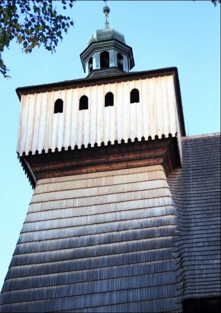 Kościół Wniebowzięcia NMP i św. Michała Archanioła . Na  liście światowego dziedzictwa UNESCO . Kościół w Haczowie jest największym gotyckim drewnianym kościołe