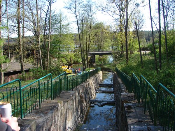 Gaj-Grzmięca. Skarlanka - w odległości kilkudziesięciu metrów od mostu została podpiętrzona na wysokość 6 m. Przy spiętrzeniu tartak, nieczynny młyn i wylęgarni