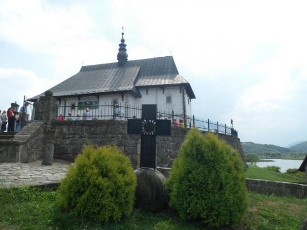 pątników, wiernych i pielgrzymów przybyłych drogą od przeprawy promowej wita krzyż ustawiony przed wzgórzem kościelnym - jest ustawiony na jednym z licznych kam