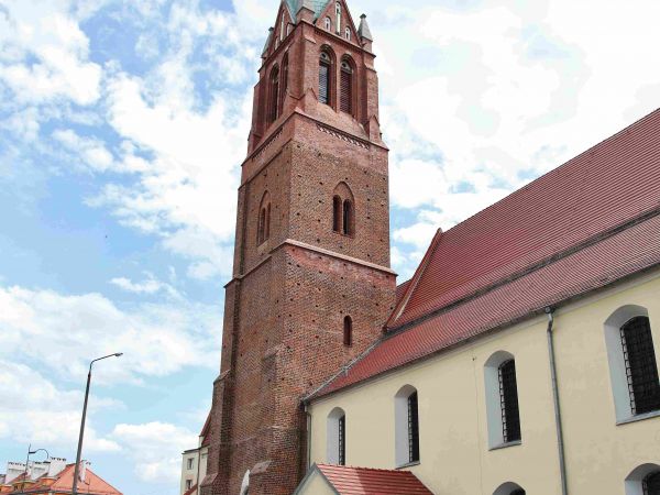 62 METROWA WIEŻA KOŚCIŁA JEST WIDOCZNA Z 10 KILOMETRÓW OD MIASTA