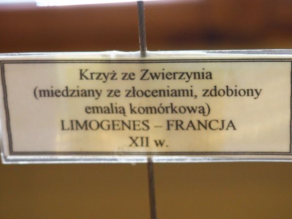 plakieta w miejscu ekspozycji krzyża : Krzyż za Zwierzynia - XII wiek, w zbiorach Muzeum Diecezji w Przemyślu.