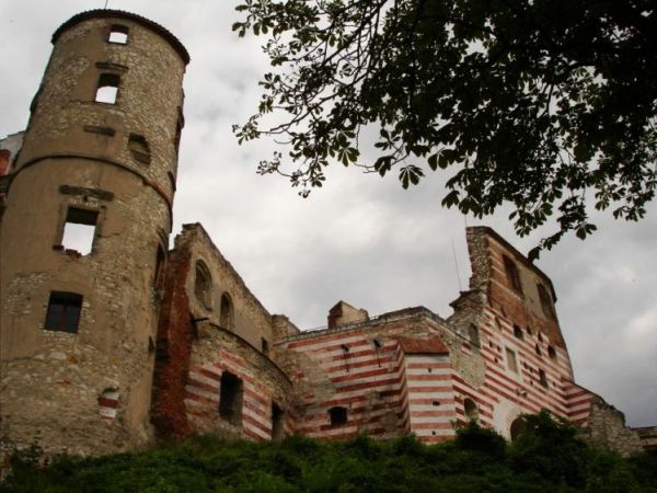 Zamek wybudowany w I poł. XVI wieku przez Mikołaja Firleja i jego syna – Piotra Firleja, pozniej w rekach Lubomirskich. W 1783 r. J.Lubomirski przegrywa z