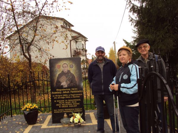 w hołdzie: j/w. - przy posesji, z której wywodził się późniejszy błogosławiony, urodzony w tej wsi w 1882r., kapelan wojskowy, wychowawca młodzieży, założyciel