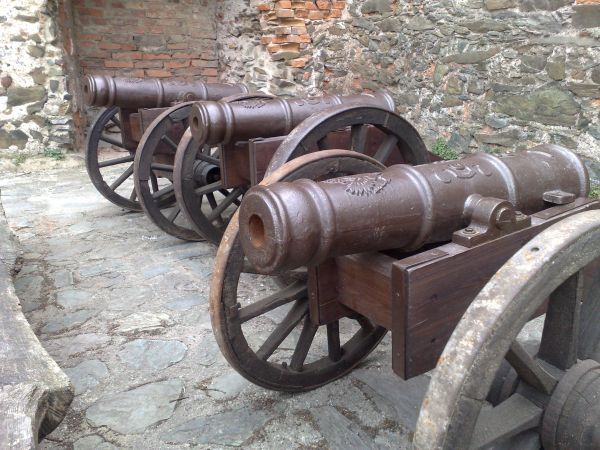 Działa na dziedzińcu zamku.