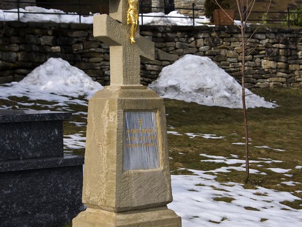 Wierchomla Wielka - Kościół, dawna cerkiew greckokatolicka pw. św. Michała Archanioła , nagrobek na cmentarzu otaczającym cerkiew