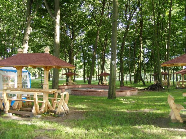 Dworek Korytków: restauracja, hotel na 32 miejsca, położony w zaciszu 19-wiecznego parku o pow. 4 ha. Organizuje konferencje, bankiety, imprezy rodzinne i firmo