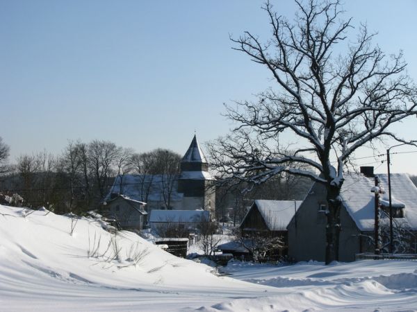 Zima 2010r. Kościół - widok od strony północno-zachodniej.