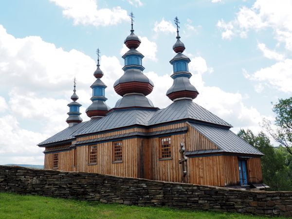 cerkiew - po całkowitym spaleniu - odbudowana wiernie i z pietyzmem, sprawia wrażenie czteroczęściowej budowli, przed przednawiem niewielki przedsionek konstruk
