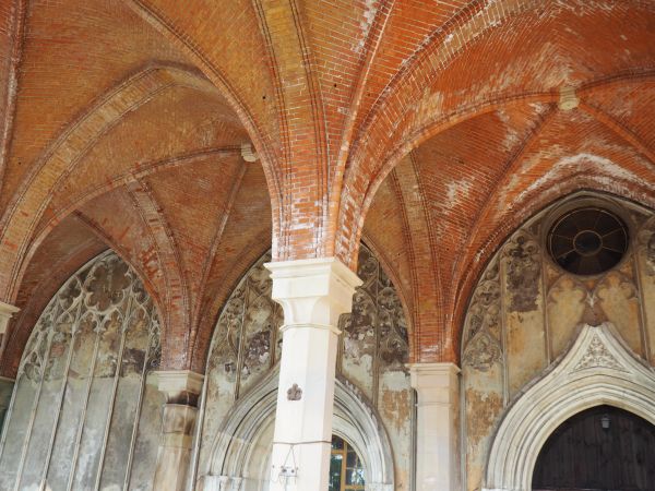 zachwycają detale architektoniczne - to jest perełka Dolnego Śląska - tu wszystko zadziwia ! - a jak kiedyś tu było ? Warto też poznać te dzieje i postać Marian